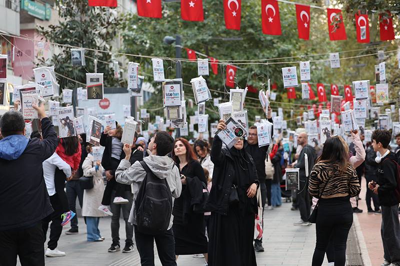Kocaeli’de gelenek devam ediyor: Kitaplar ağaç dallarında okurlarla buluştu 1